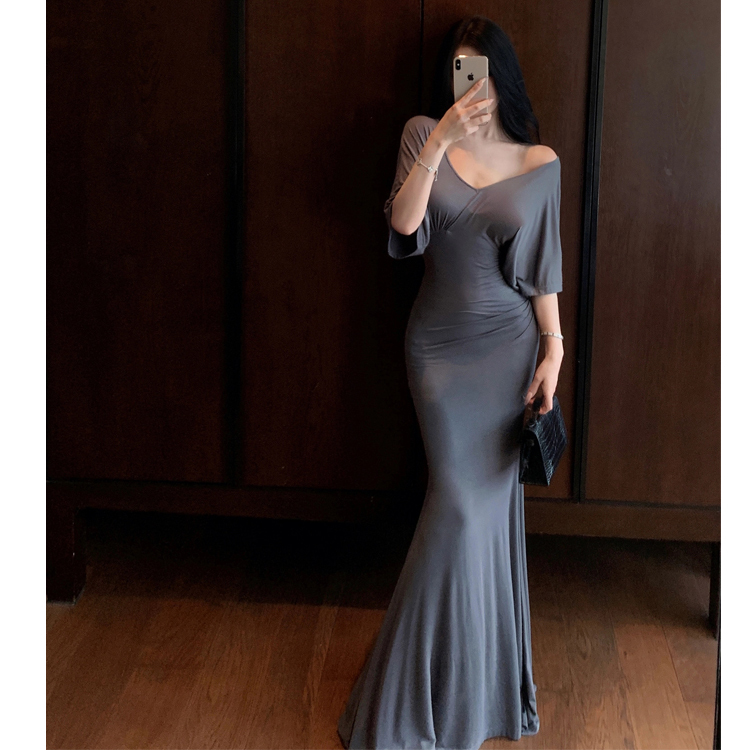 Gray Cinched Waist Pleated Long Dress with a High-End, Sophisticated, Cool and Off-The-Shoulder Design, Suitable for Socialite Banquets, Floor-Length