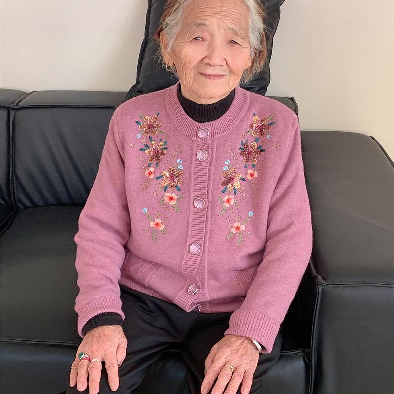 Autumn and Winter Warm Clothing for the Elderly, Grandma's Autumn and Winter Sweater Cardigan, Women's Mother's Clothing, Fleece-Lined Knitted Jacket, Clothes for the Elderly Autumn and Winter Warm Clothing for the Elderly, Grandma's Autumn and Winter Sweater Cardigan, Women's Mother's Clothing, Fleece-Lined Knitted Jacket, Clothes for the Elderly