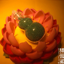 Sakyamunis green and gold-colored solid stupa can be used to hold the stupa and the black box