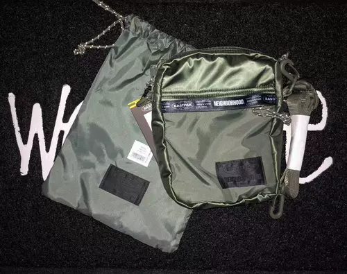 Sauce Dog продает только подлинное соседнее грязь Fealth Fury Eastpak NBHD Сумка для плеча на плечо