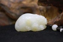 Fidelity Xinjiang Hetian jade seed material grade high white Pixiu jade delicate oil about 88 grams
