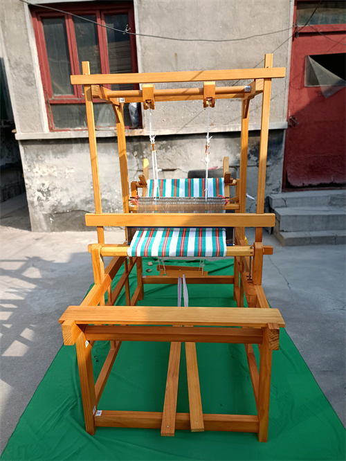 Old-Fashioned Handmade Coarse Cloth Wooden Loom, Tourist Area Display, Teaching Experience Machine, Display for Students and Adults Old-Fashioned Handmade Coarse Cloth Wooden Loom, Tourist Area Display, Teaching Experience Machine, Display for Students and Adults