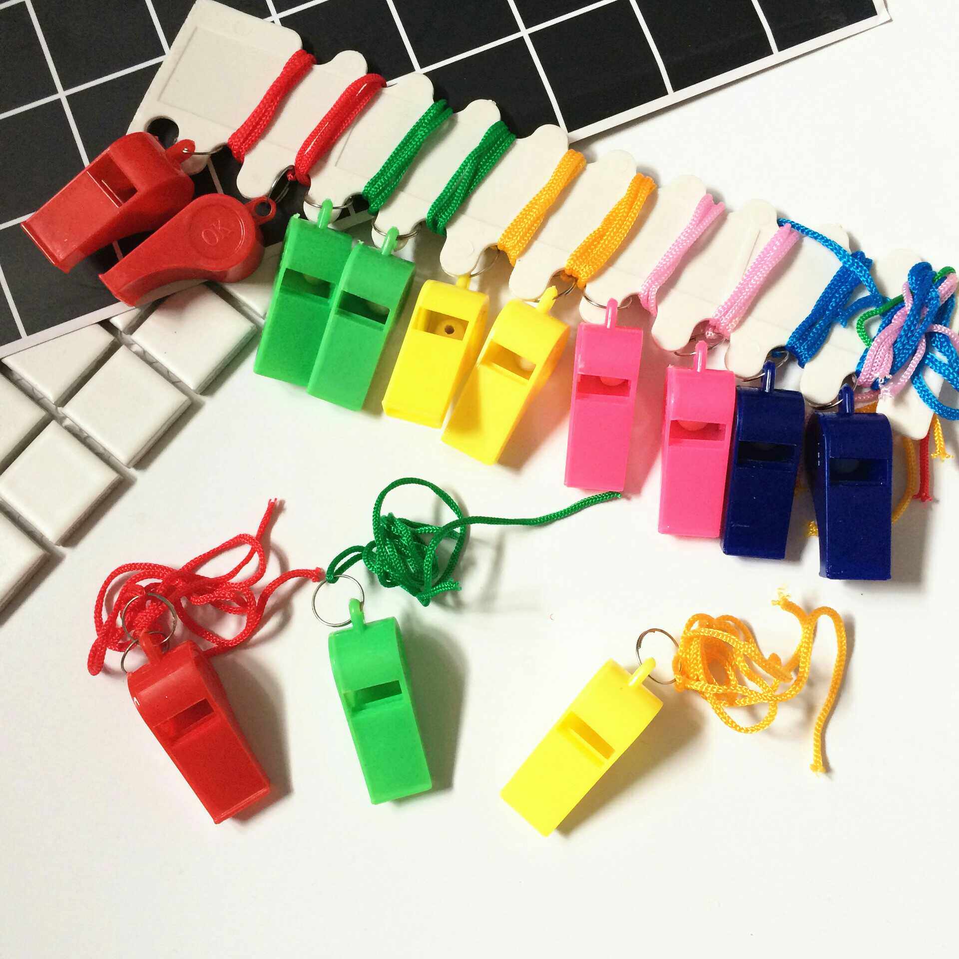 Color whistle plastic whistle referee fans help Wei whistle children whistle with a rope