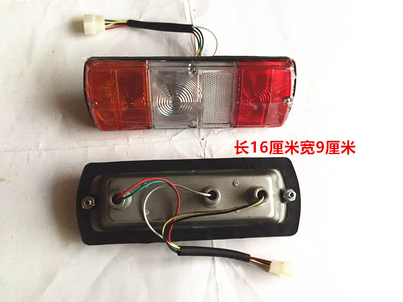 The three - color rear - lamp of the engineering vehicle is pre - engineering rear - lamp