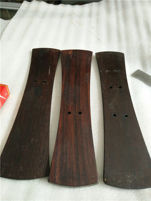 The yellow flower pear resounding cloud plate used in the singing opera during the Qing Dynasty