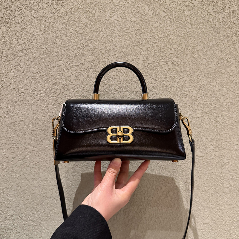 Retro High-End Oil Wax Cowhide Small Square Bag 2026 Autumn and Winter New Lock Buckle Handbag Single Shoulder Crossbody Bag Women's Bag