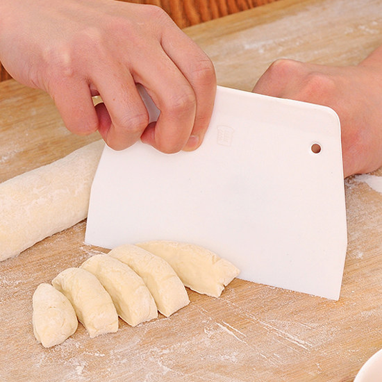 Baking tool Plastic scraper Cake Cream Carbide Scraper Hard cutting cutter Gut powder slice