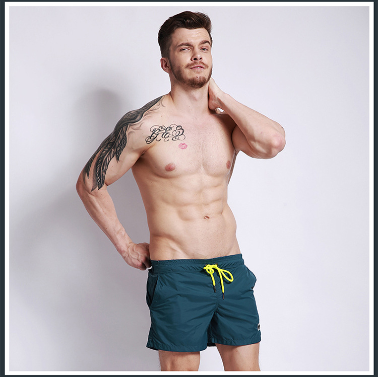 Quần đi biển nam màu rắn ba điểm quần short giản dị xu hướng nghỉ hè boyshort bên bờ biển nhanh khô quần bơi cỡ lớn thủy triều - Quần bãi biển 	quần đi biển nhóm	