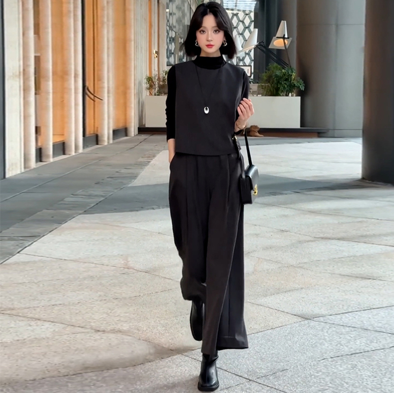 Fashionable Women's Suit 2025 Autumn New Stylish Slimming Vest Tank Top Base Shirt Wide-Leg Skirt Pants Three-Piece Set Trendy