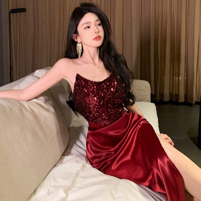 红色亮片晚礼服女2023新款高级感敬酒服宴会气质性感吊带连衣裙