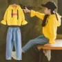 Quần áo mùa thu cho bé gái 2018 áo len mới thời trang phù hợp với phiên bản Hàn Quốc của quần áo thủy triều quần jeans hai mảnh shop quần áo trẻ em