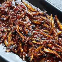 Hunan specialty Instant spicy fish and shrimp flavor oil chili sauce small fish noodles spicy meal 200g * 2 bottles