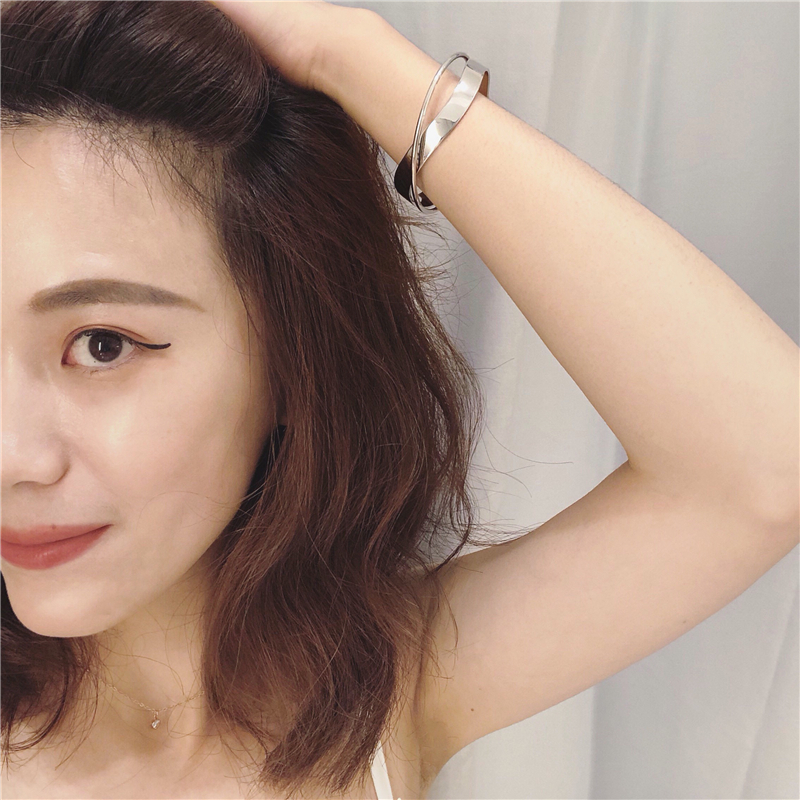 72 COSHM Châu Âu và Châu Mỹ với kết cấu kim loại đường không đều xoắn cá tính - Vòng đeo tay Cuff vòng đeo tay