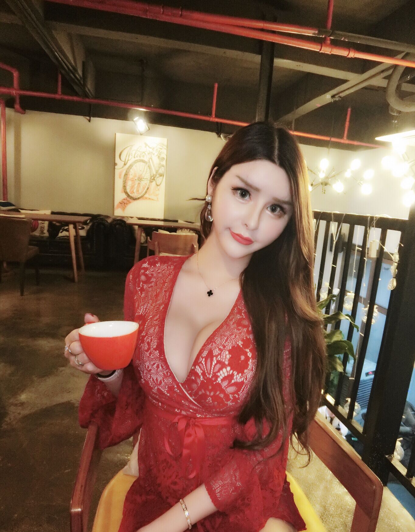 Sexy v-cổ cao eo thon dây váy váy không tay kèn tay áo thấp ren ren mùa xuân đỏ 	váy đan dây eo	
