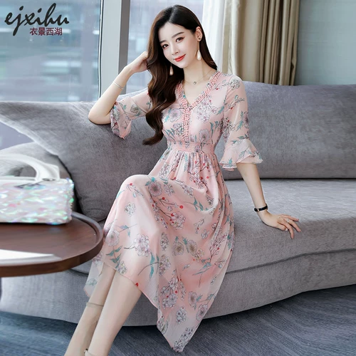 Платье, шифоновая юбка, в цветочек, городской стиль, яркий броский стиль, V-образный вырез, французский стиль