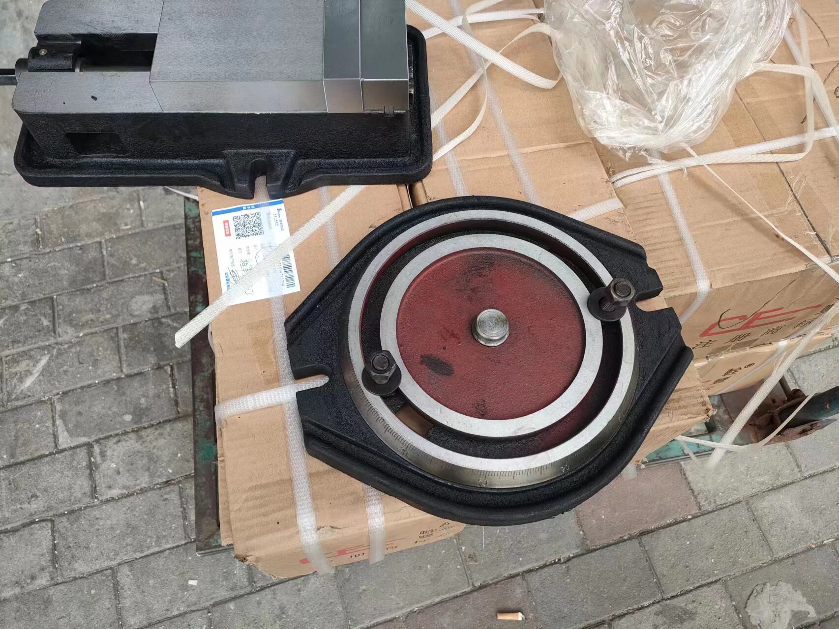 The rotating table of the 5 - inch corner of the pin - clamp chassis of the tiger clamp