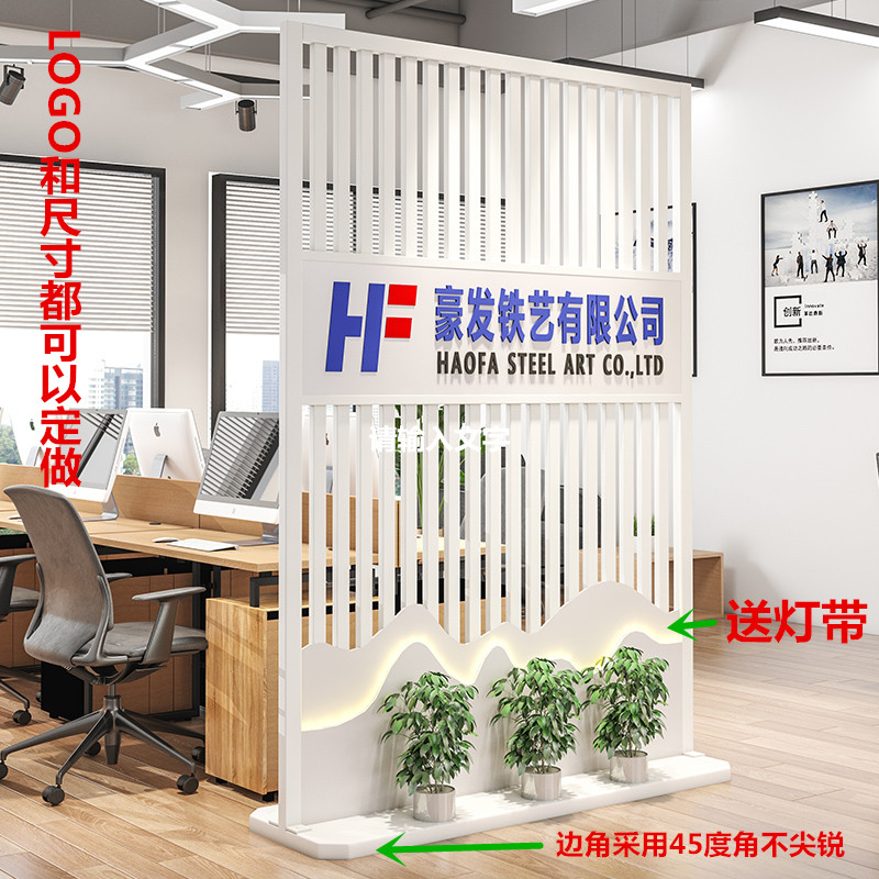 The company's corporate simple wrought iron screen cuts off the office front desk entrance movable floor-to-ceiling background image wall