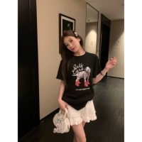 Пятно белой кружевной юбки