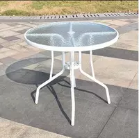 Белый зонт на центральной колонне круглого стола диаметром 80 с отверстиями