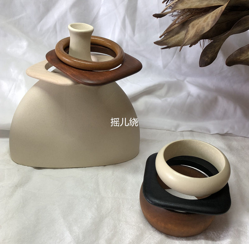 Lắc xung quanh phòng trưng bày nghệ thuật đi bộ cho thấy gió quá khổ hình bóng in hình 缉 dòng vòng tay gỗ vòng cuff bạc