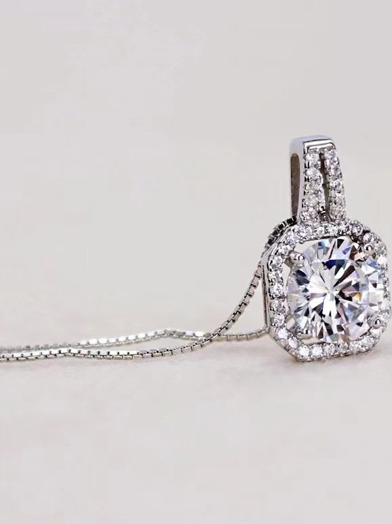 Authentic Moissanite Necklace, High-End and Elegant, Hypoallergenic Clavicle Chain, One-Carat Square Pendant, Valentine's Day Gift