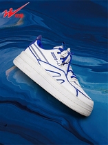 The DNA is moving. This design really pricks me~ The sporty version is full of youthful feeling easy to match and durable.