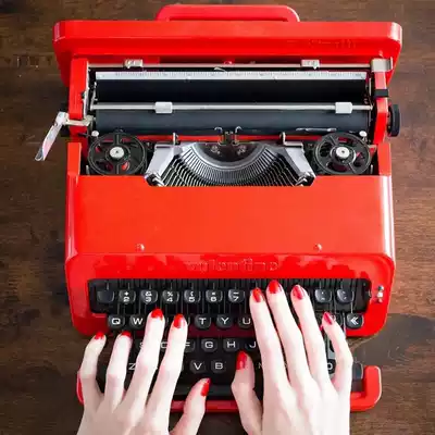 Old-fashioned typewriter Italian Olivetti brand 1969 Valentine's Day limited classic mechanical retro literary gift