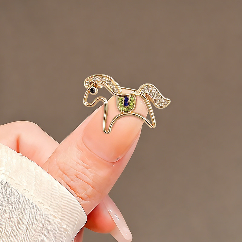 2026 Year of the Horse Exquisite Hollow-Out Colored Diamond Pony Brooch for Men and Women, Cute and Unique New Year Pin, Elegant Brooch Accessory