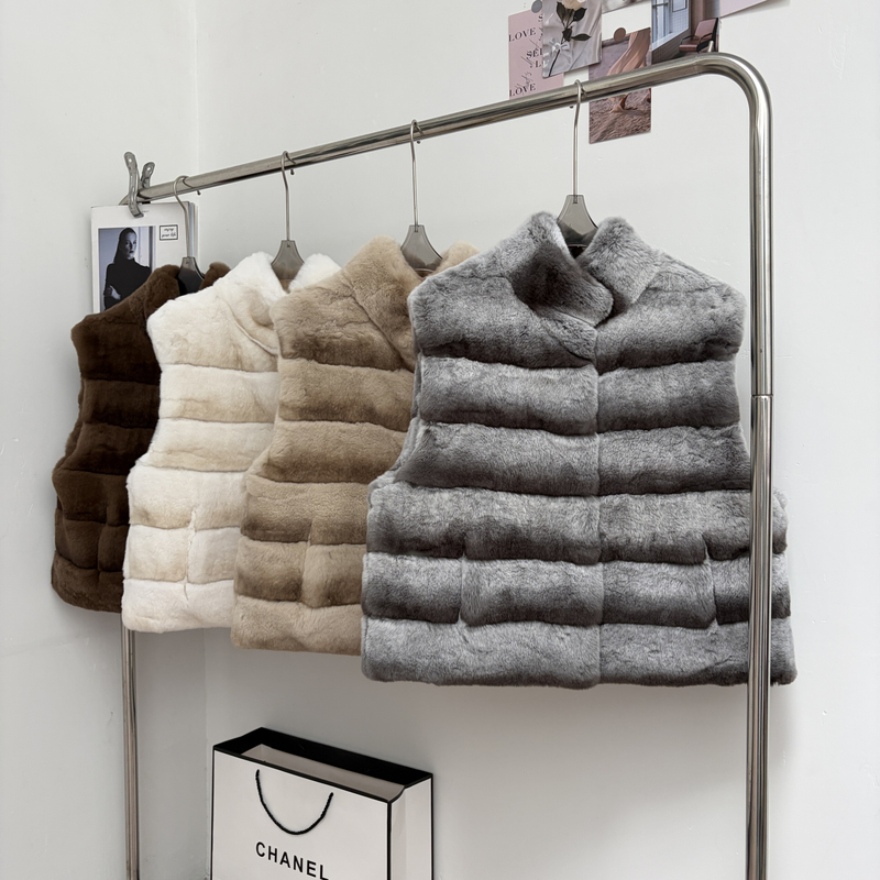 【Nai Fu Tu Tu】Delicate and Voluminous Imported Rex Rabbit Fur, Custom-Dyed Chinchilla Color, Luxurious Fur Vest for Women with Stand Collar 【Nai Fu Tu Tu】Delicate and Voluminous Imported Rex Rabbit Fur, Custom-Dyed Chinchilla Color, Luxurious Fur Vest for Women with Stand Collar