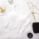Sexy một phụ nữ đồ lót ngắn mà không có vành với áo ngực áo ngực tiếp xúc với dây rốn phía dưới quấn ngực ống áo vest