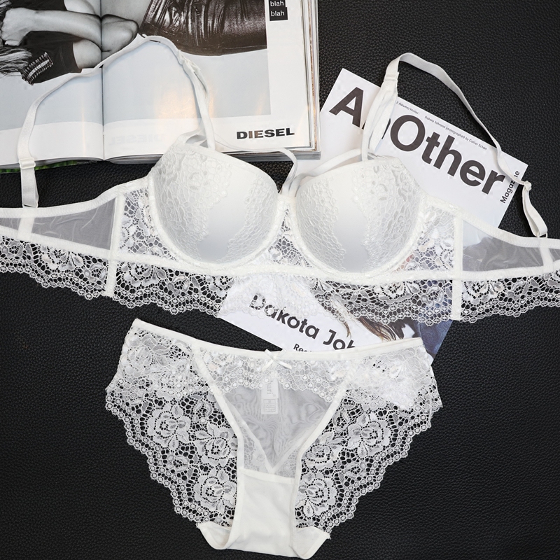 New girl's bra small breasts in Europe and America Adjusted Red Underwear Mid Thick Sexy Lace Little Cute Suit