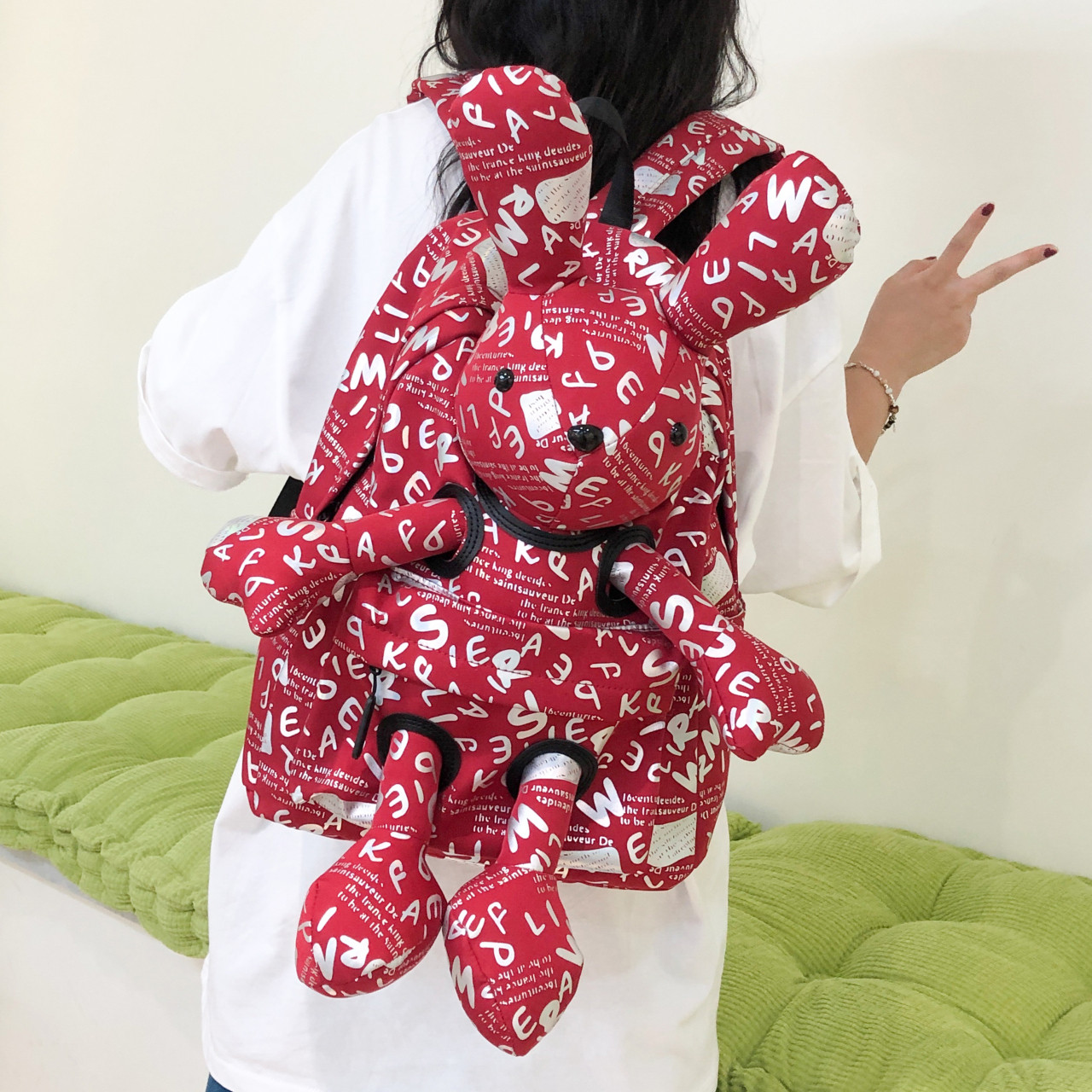 潮牌小兔子背包女2025新款卡通玩偶时尚旅行背包学生大容量双肩包