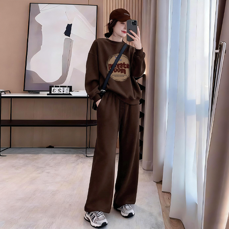 Hong Kong Style Autumn and Winter Fleece Sweatshirt Casual Fashion Sportswear Set for Women, New Spring and Autumn Design, Age-Reducing Two-Piece Set Hong Kong Style Autumn and Winter Fleece Sweatshirt Casual Fashion Sportswear Set for Women, New Spring and Autumn Design, Age-Reducing Two-Piece Set
