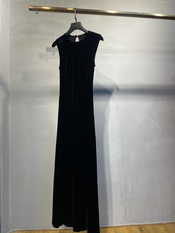 70228 Silk Velvet Mini Dress with Waist-Cinching Slimming Design, Bias-Cut Three-Dimensional Black Date Dress