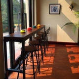 Американский железный сплошной древесина. Домохозяйственное столик, стул в молочный чайный магазин против стены на столе настольной столешницы с высоким содержанием стола и стула