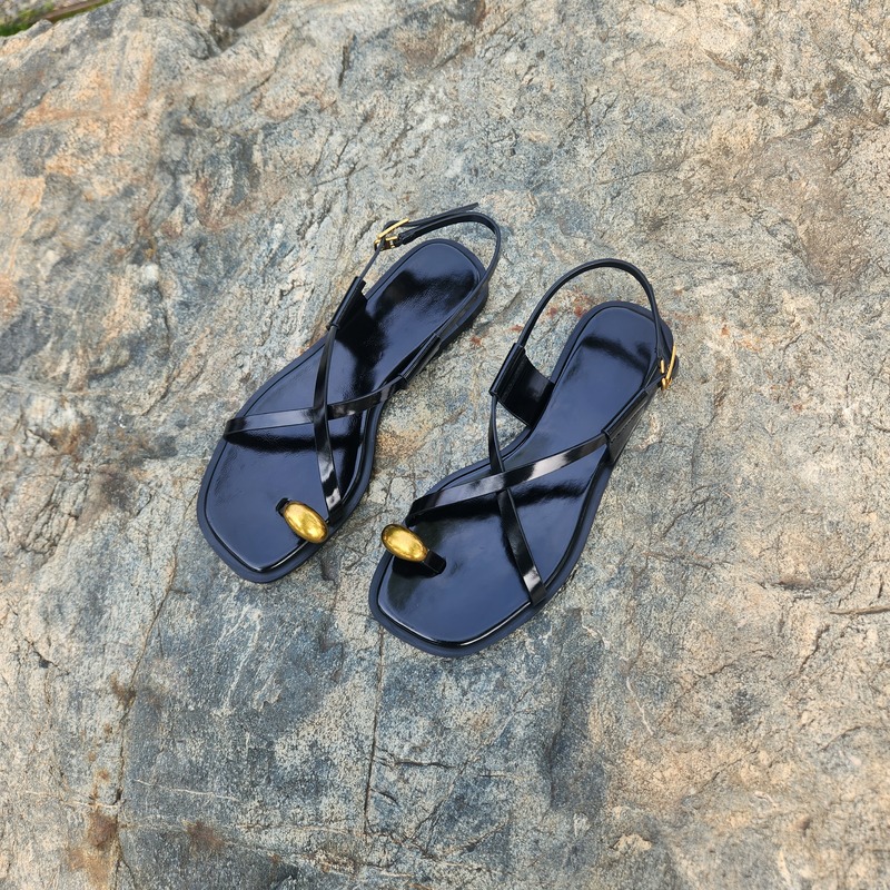 2026 Spring/Summer New Genuine Leather Women's Sandals with Metal Decoration, Flat Sandals with Cross Straps for Outdoor Wear, Beach Sandals