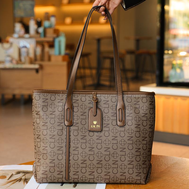 2026 New Women's Bag Retro Printed Shoulder Bag Checkerboard Commuter Tote Bag Office Worker Large Capacity Bag