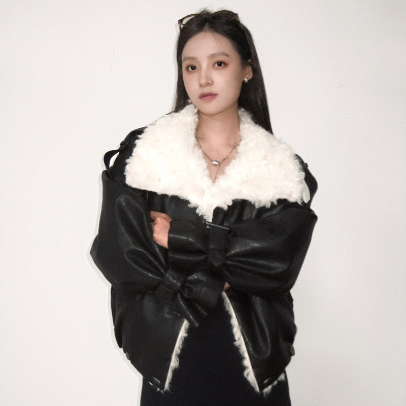 2026 Autumn/Winter New Leather Jacket for Women, Thick Oversized Niche Short Style Lamb Fur Integrated Coat 2026 Autumn/Winter New Leather Jacket for Women, Thick Oversized Niche Short Style Lamb Fur Integrated Coat