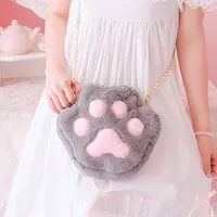 Серый кот лап