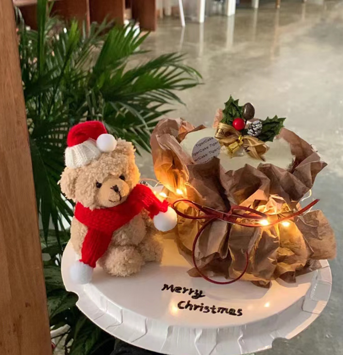 Net Red Christmas Cake Decoration Pendulum piece Christmas hat scarf Little Bear Christmas straw lap Leaf Cake Inserts 