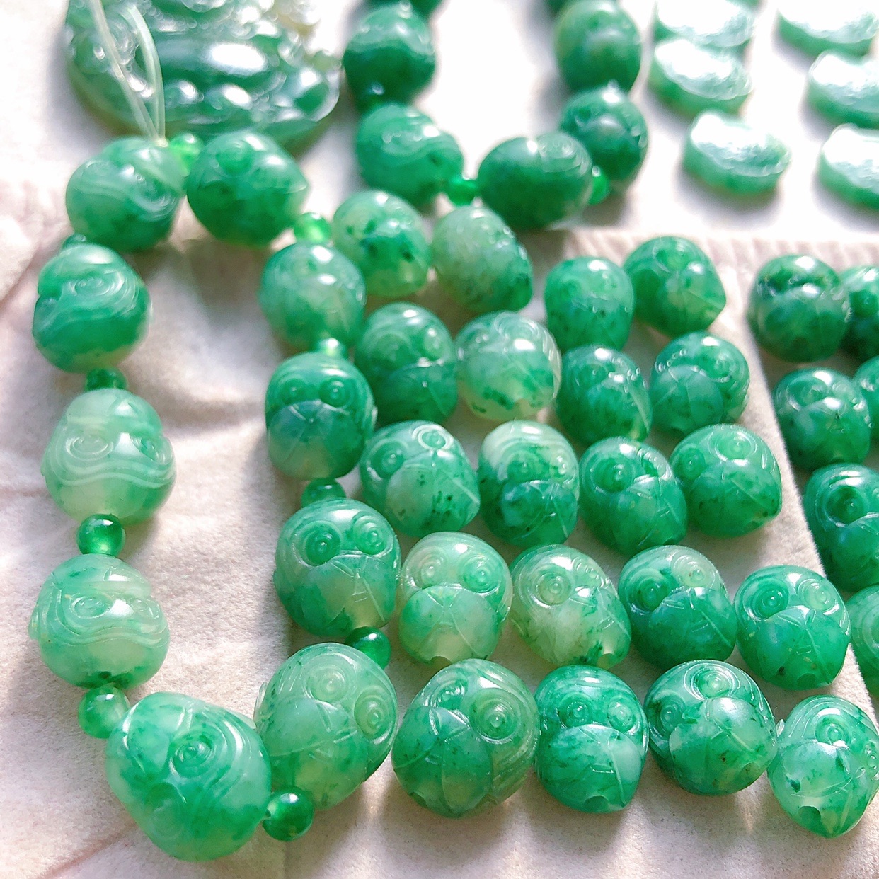 Tianjiaoshan jade daytime blue ice dank and good time by hand strings spicy green monkey head beads chain sub-collection emerald hand decoration