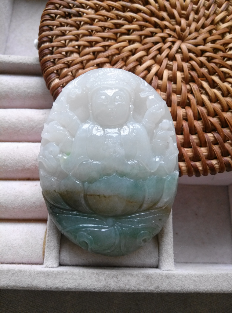 Unique mountain jade Qianqian Guanyin natural jade Nanyang ice overdraft floating green three-color pendant pendant jade pendant jade pendant male and female promotion