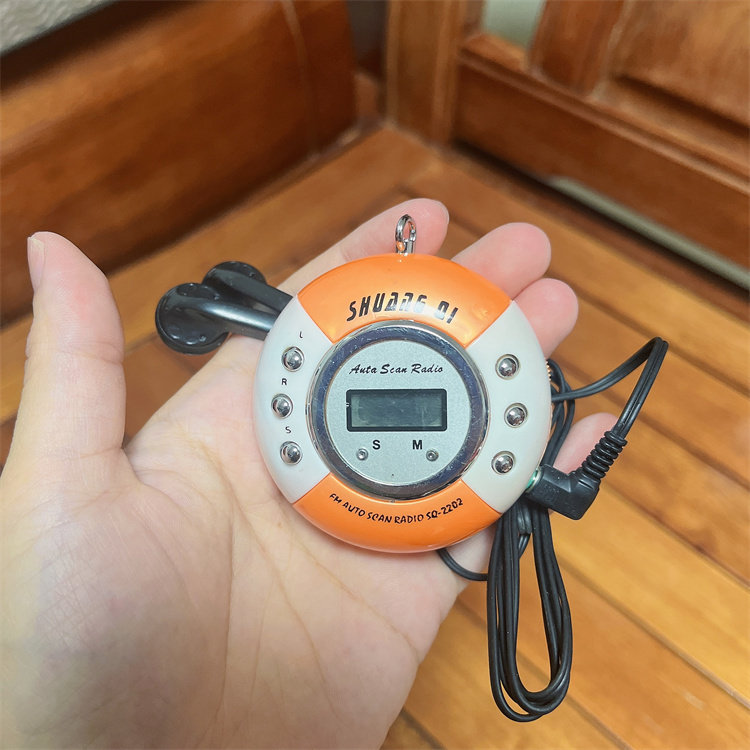 New portable small elderly pointer radio fully automatic search FM FM mini dry cell semiconductor