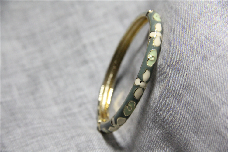 Bắc Kinh gửi cho bạn bè vòng tay cloisonne đích thực màu sắc thời trang men hình bầu dục sống mùa xuân cỏ bốn lá - Vòng đeo tay Cuff vòng băng ngọc thủy tảo neja