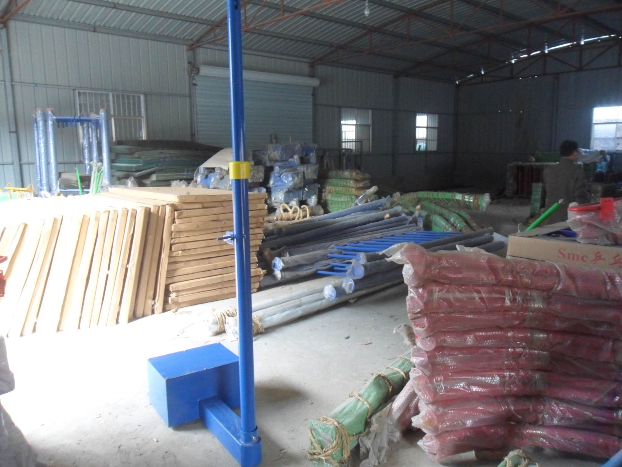 Mobile volleyball column counterweight volleyball rack