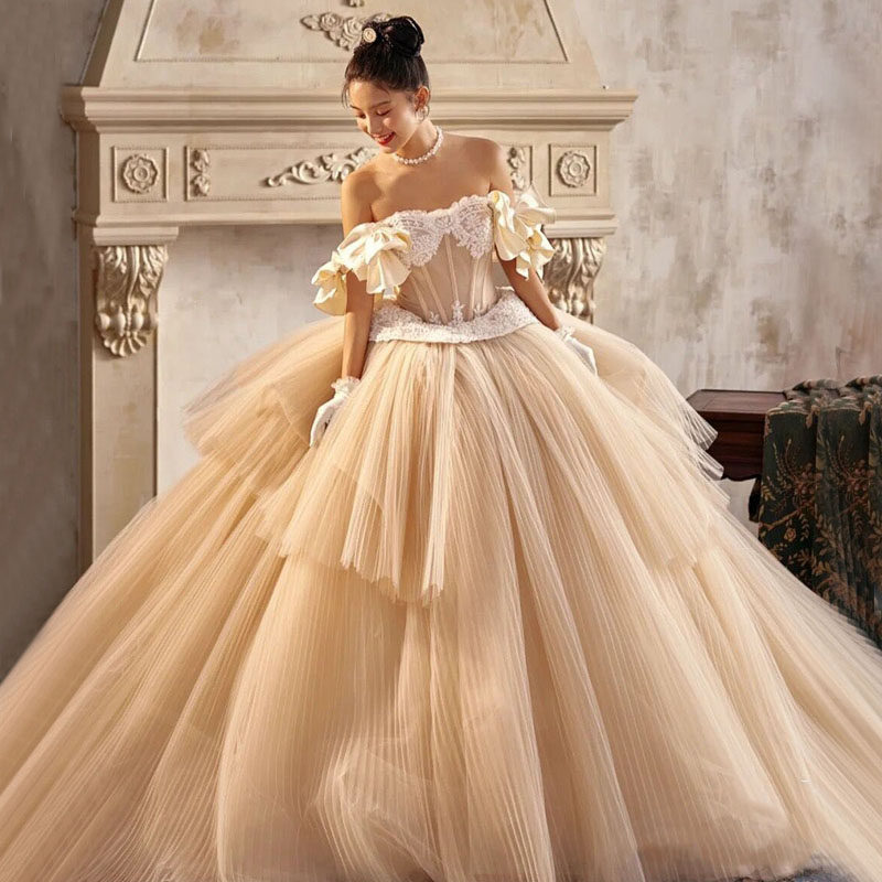 Photo studio theme clothing couple photo photo photography photography dress palace light and shadow oil painting wind puff skirt high-end wedding dress