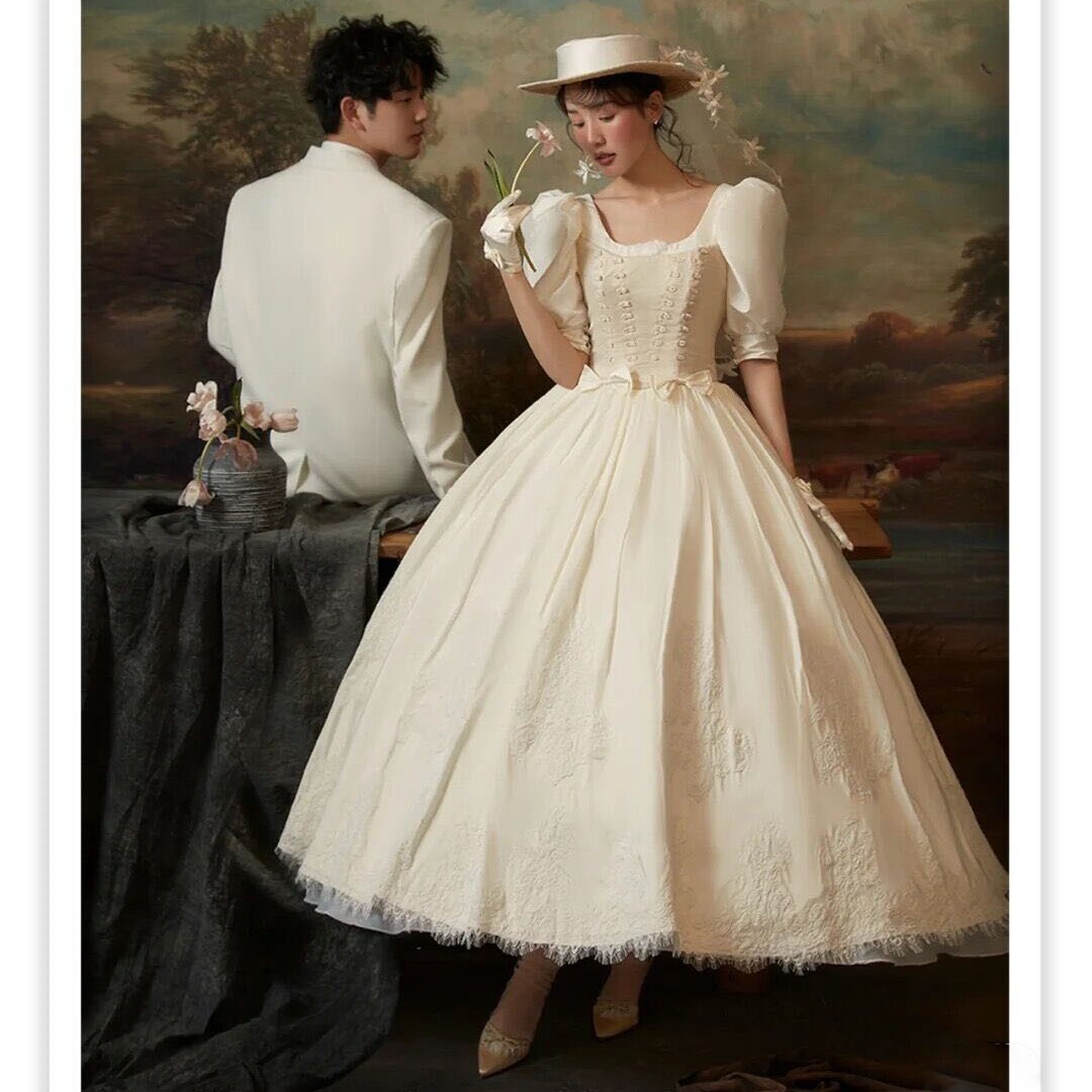 Photo studio theme clothing light retro wedding photo photography photo French Hepburn style white satin dress