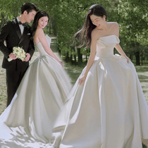 Photo studio theme clothing Mori exterior lawn travel photography fresh wedding photo clothing couple photo white satin dress