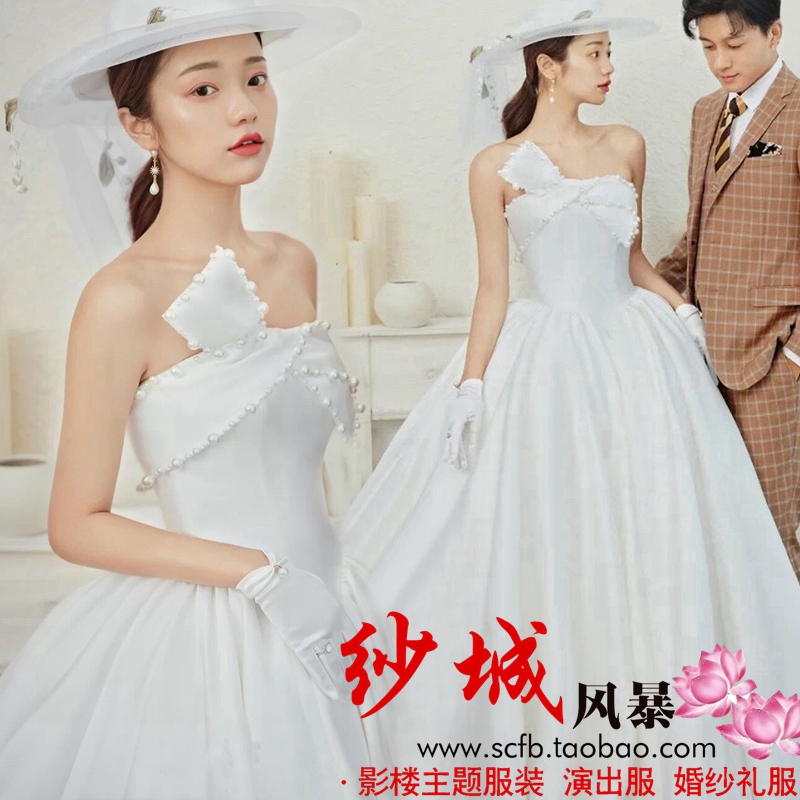 Studio theme wedding couple photo clothing retro white satin Hepburn simple travel photo trailing dress