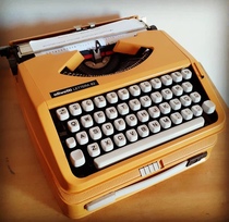 Recommended typewriter Italy Olivetti Lettera 82 Vintage mechanical English Yellow literary gift